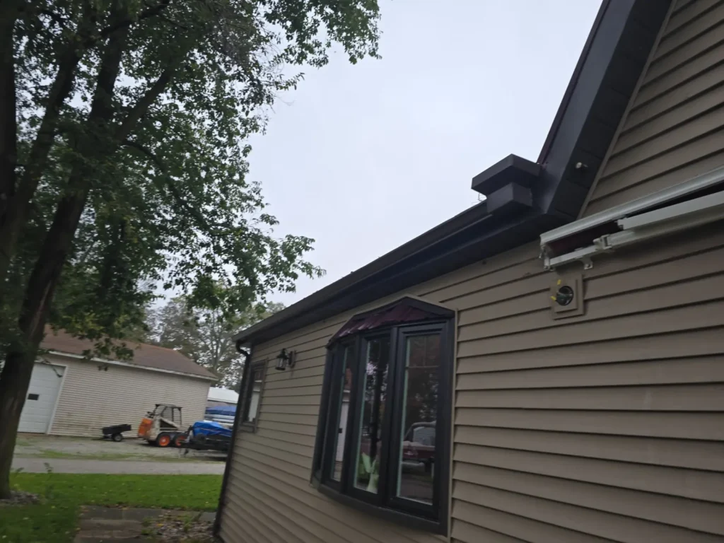 Home exterior with vinyl siding, new fascia, soffit and bay window by Stoney Creek Construction in Hudson, Indiana